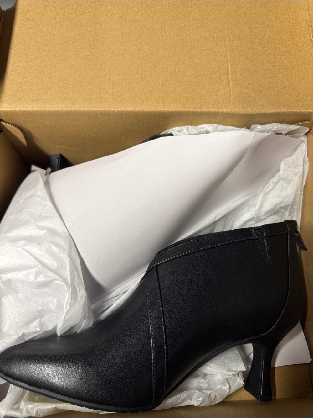 Clarks Kataleina Sol  Black Leather Ankle Bootie with Kitten Heel Size 10